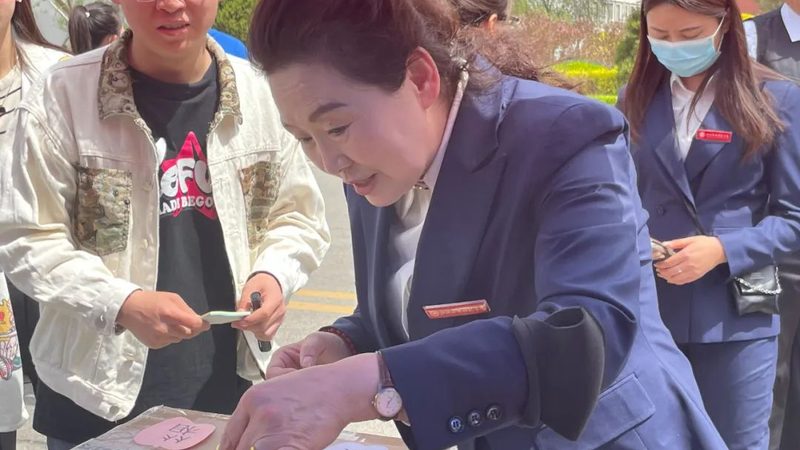 在实际操作中，品牌策划与品牌设计需要相互配合，共同推进品牌建设。以下是一些建议：